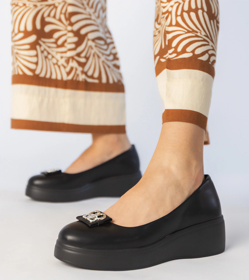 Čierne poltopánky na platforme s ozdobou z kryštálikov Patos