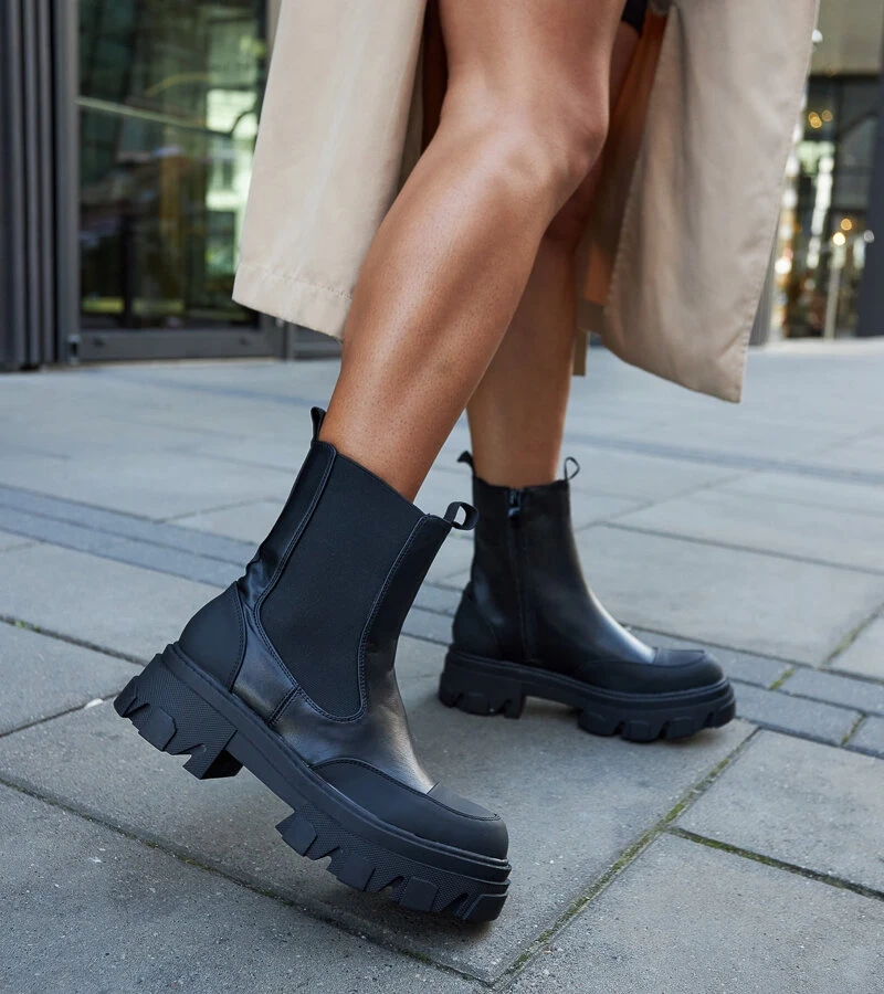 Čierne čižmy s viditeľným podrážkou Moriano