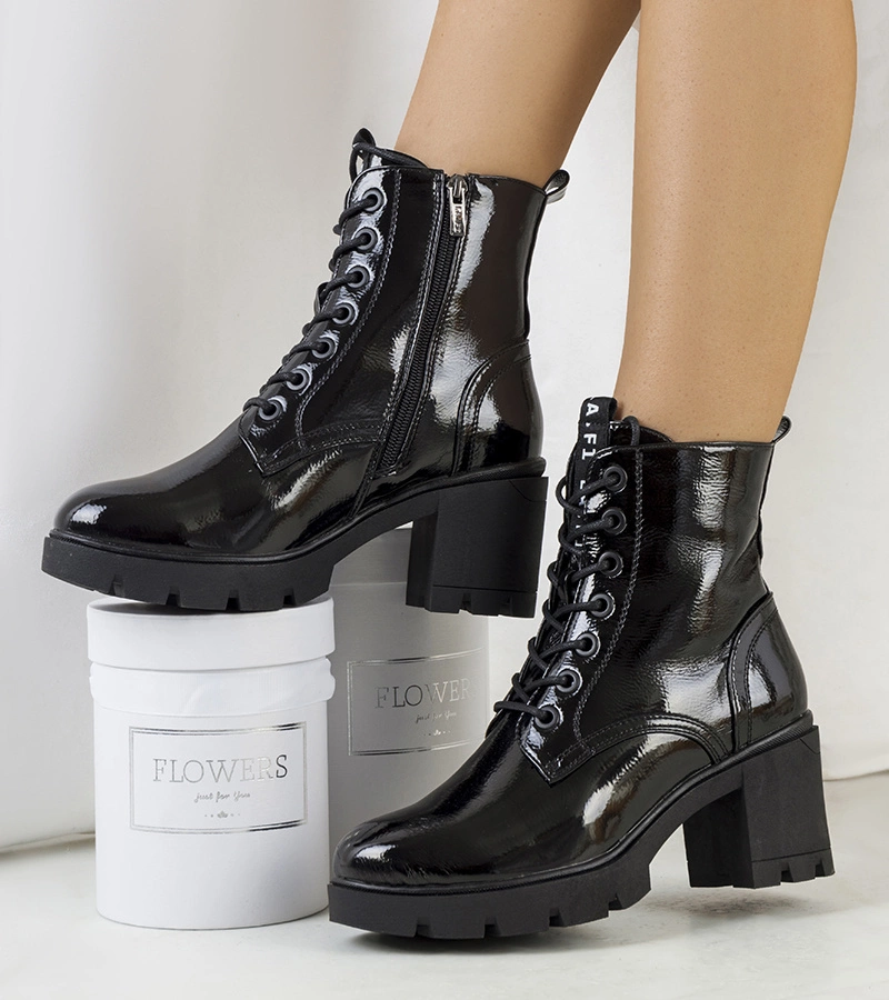 Čierne lakované podpätky botki značky Clemati