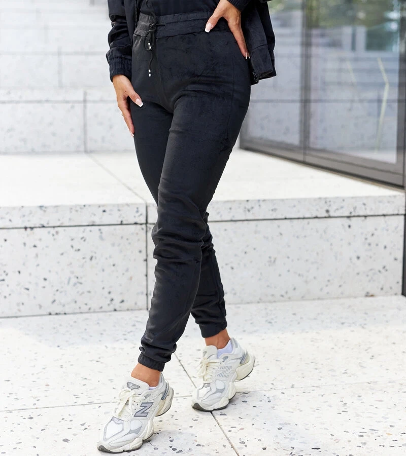 Čierne zateplené tepláky Scout