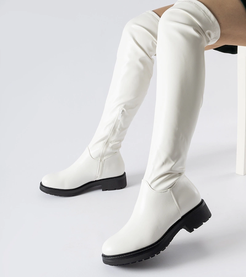 Biely dlhé čižmy na tmavej podrážke Sisson