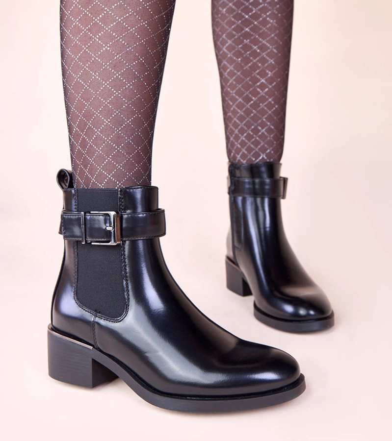 Čierne elegantné lakované členkové topánky na nízkom podpätku Igala