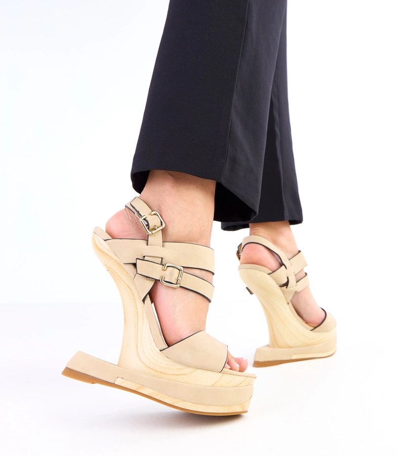 Béžové sandále na futuristickom opätku Lansi