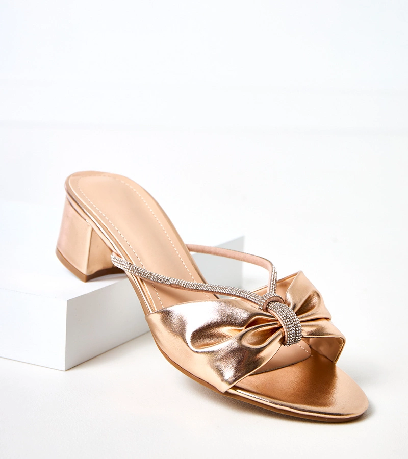 Pantofle na podpätku zdobené zirkónmi od Anbrani