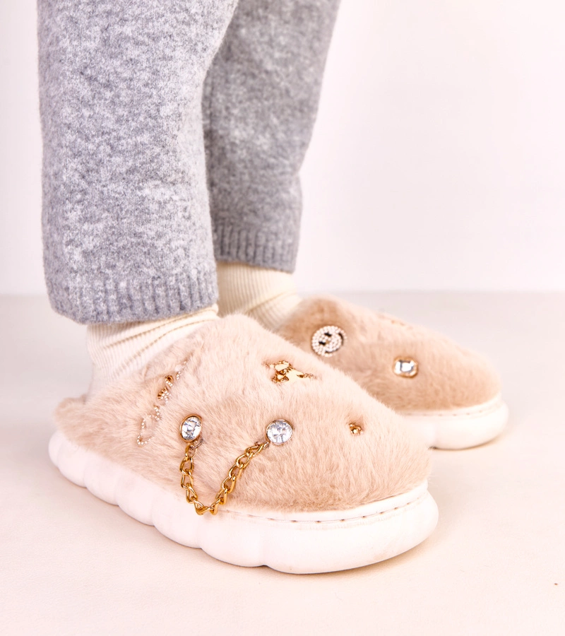 Béžové uzavreté papuče s ozdobami Verdugo