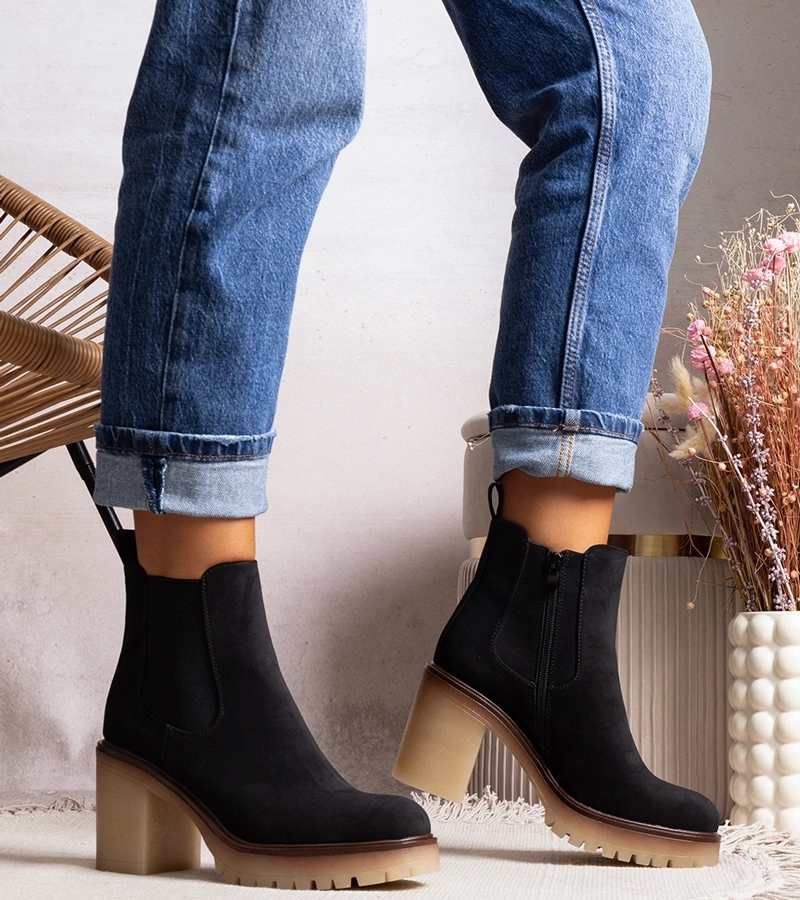 Čierne čižmy na efektnom podpätku Nurea