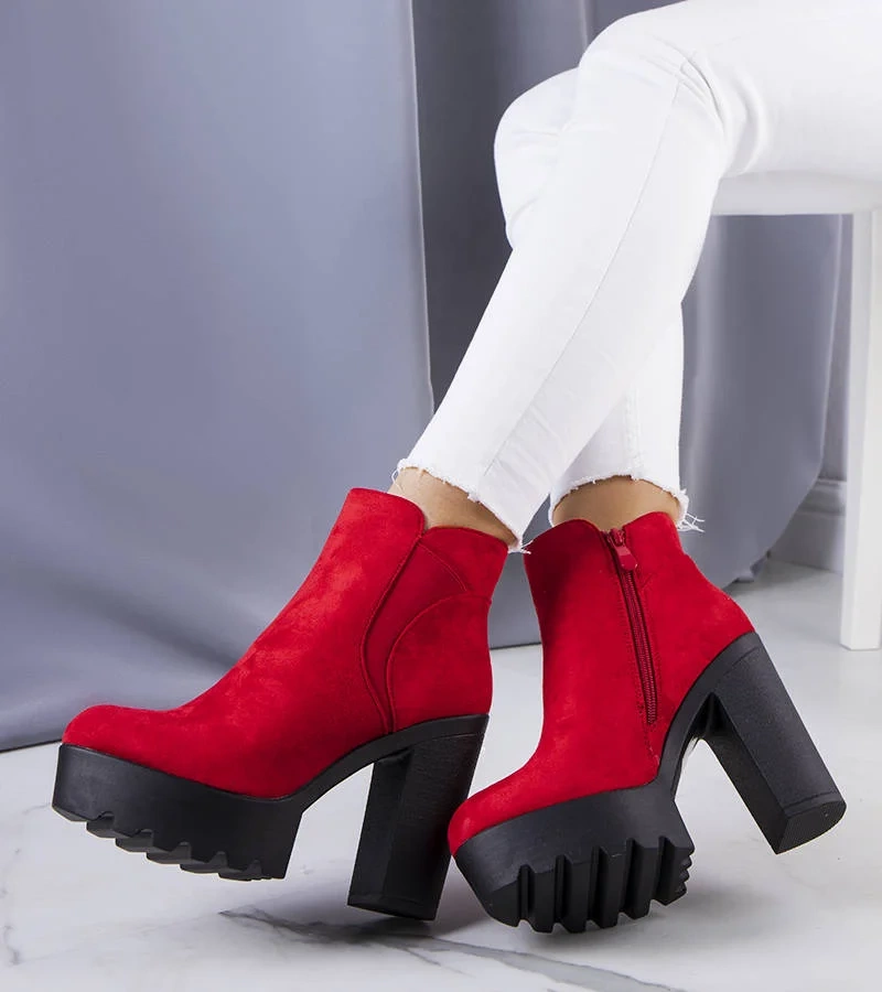 Červená izolovaná botki na platforme Miran