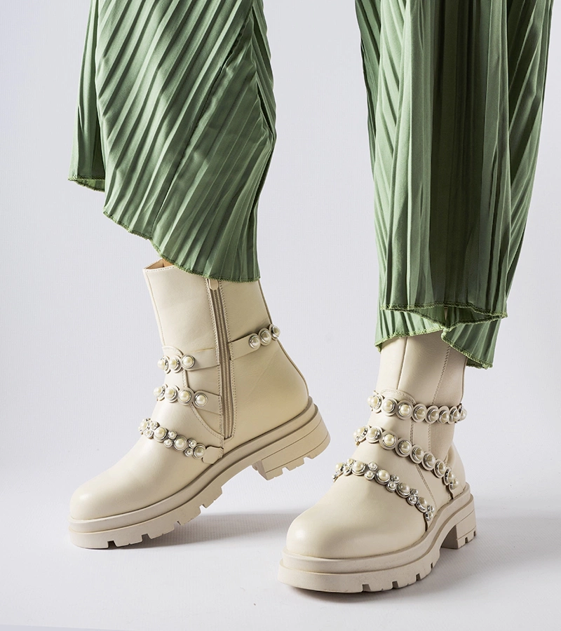 Béžové topánky zdobené perlami od Callicratide