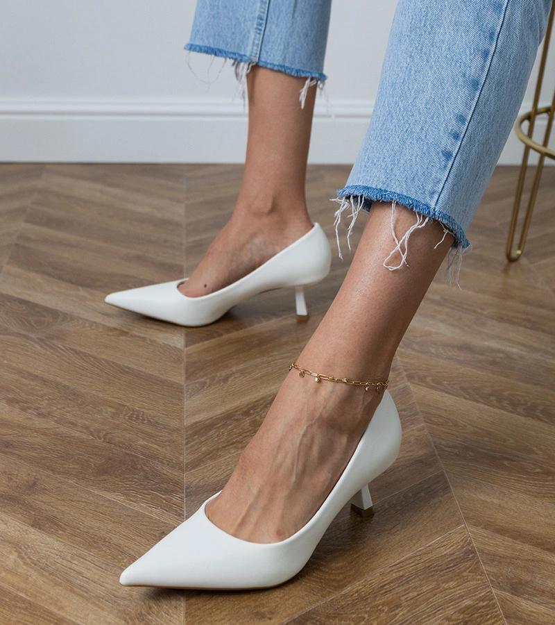 Biele klasické lodičky na nízkom opätku Jutas