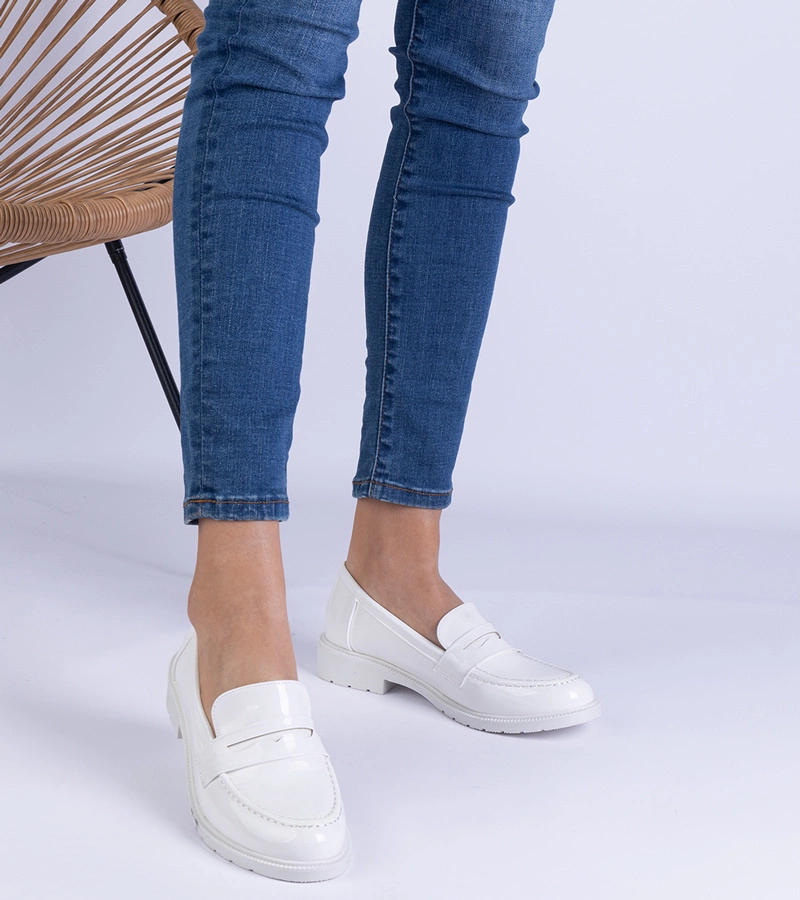 Biele lakované dámske poltopánky Eledia