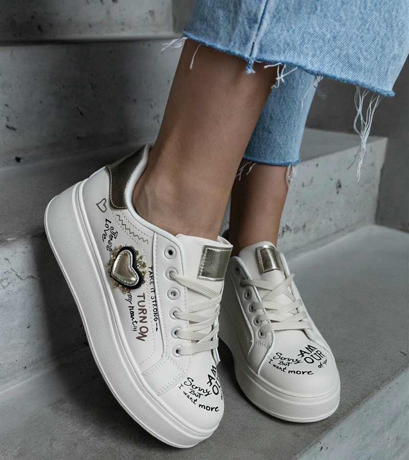 Béžové tenisky zdobené nášivkou a nápismi na platforme Etara