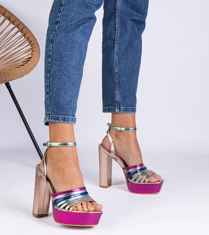 Viacfarebné masívne sandále na podpätku Veransa