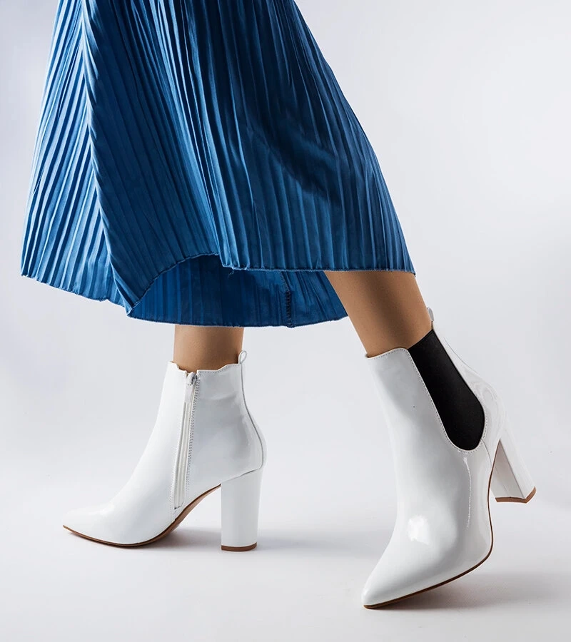 Biele lakované čižmy Dolli