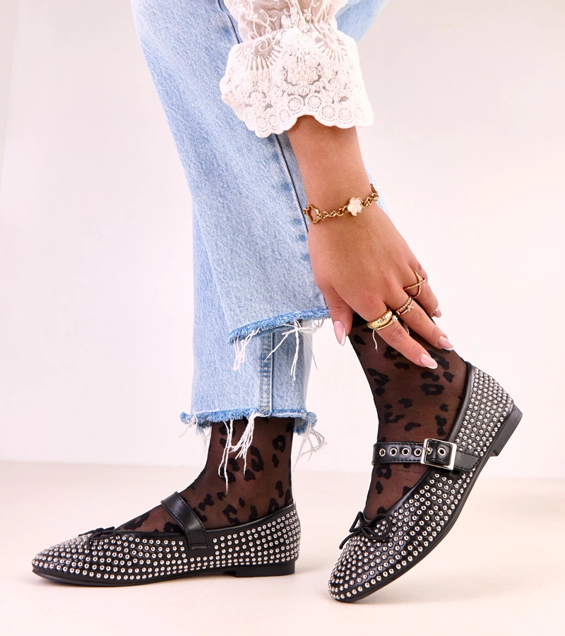 Čierne baleríny zdobené cvokmi a mašličkou Mylie