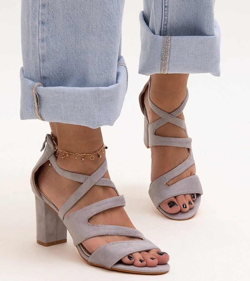 Sivé sandále na podpätku s koženou vložkou Yanick