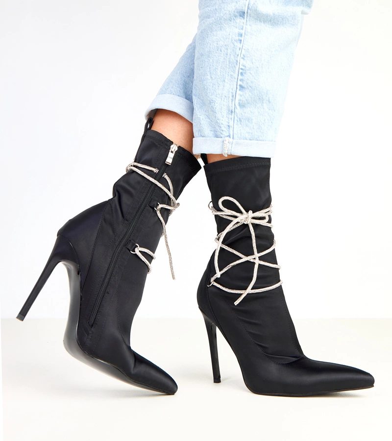 Čierne saténové členkové topánky na ihličkovom podpätku zdobené kamienkami Tolnai