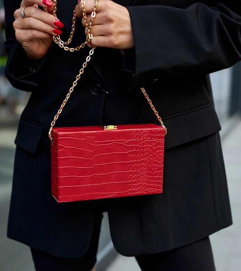 Červená kabelka typu "kufrík" na reťazke Dratche