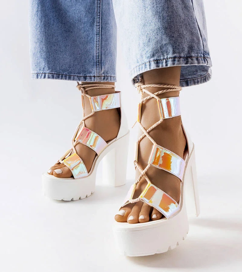 Biele pevné sandále Katja na podpätku