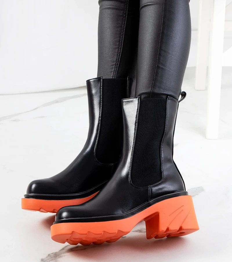 Čierna botki s farebnou podrážkou od Oito