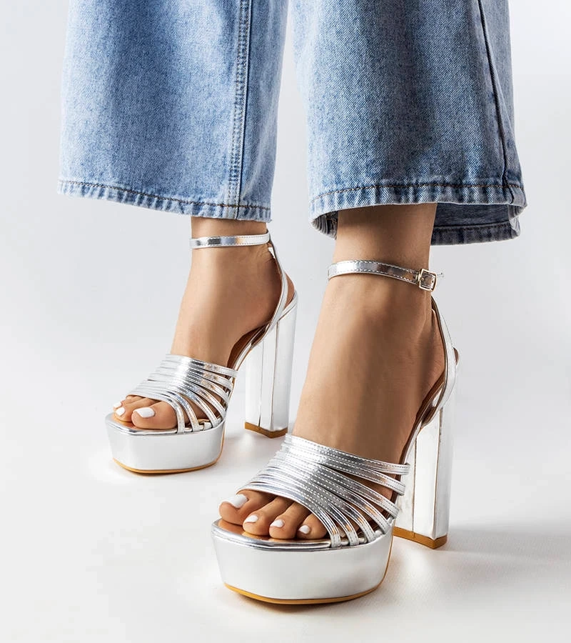 Strieborné sandále Ariande na podpätku