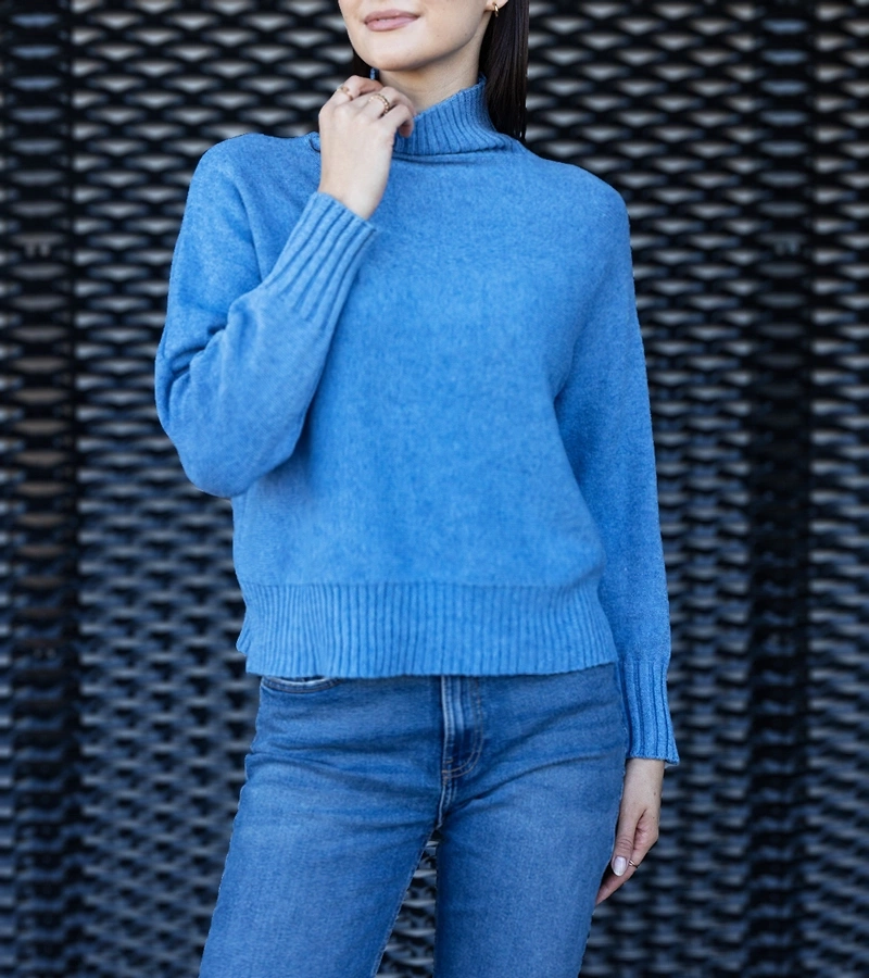 Modrý golf vo voľnom strihu Lukana.