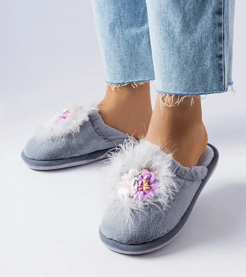 Šedé teplé papuče s kvetmi Moly