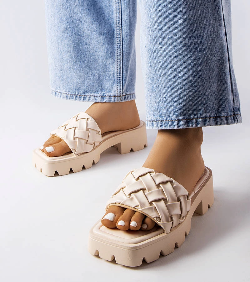 Béžové žabky na traktorovej podrážke od Lory