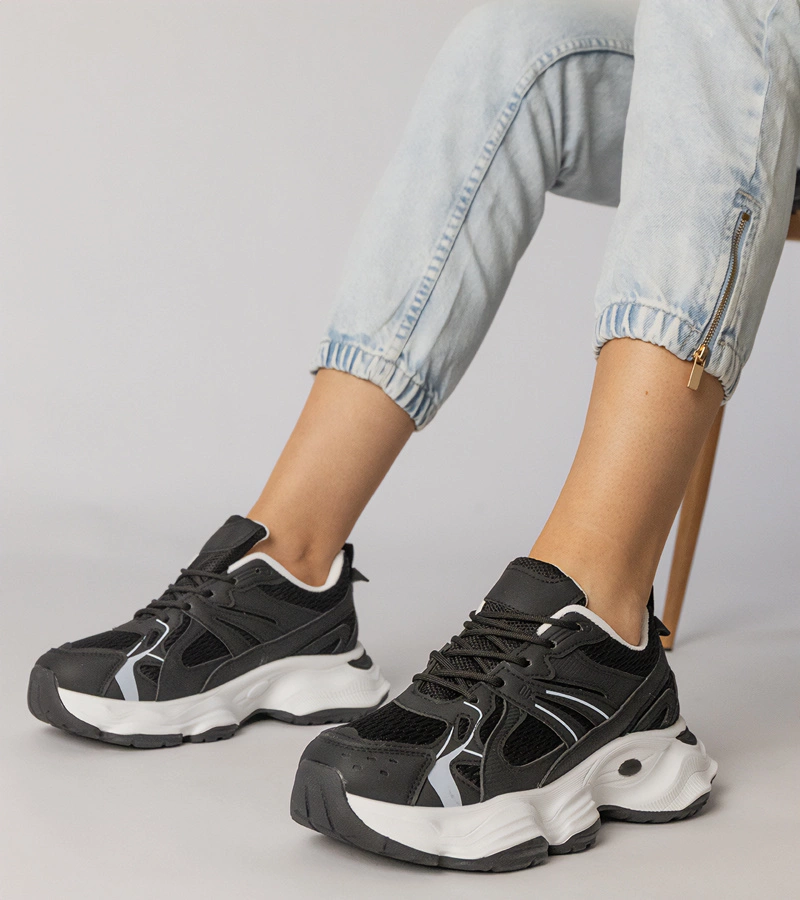 Čierne športové tenisky na masívnej podrážke Klarris