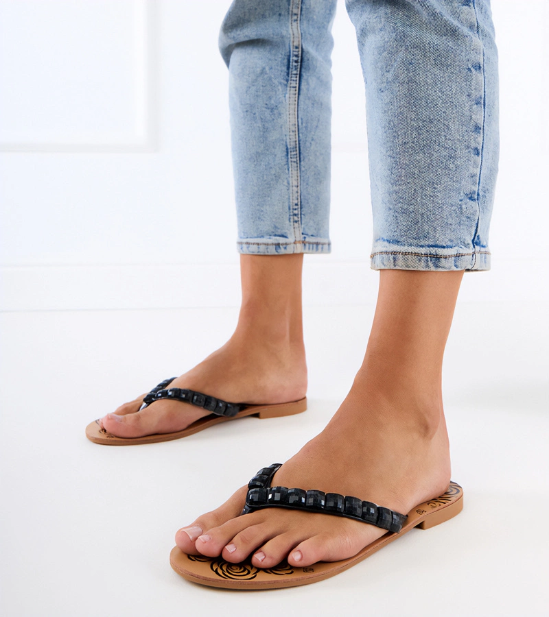 Čierne žabky zdobené kamienkami Liwiros