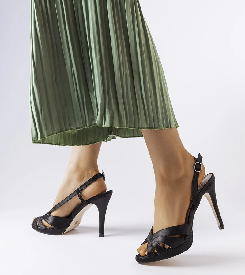 Čierne sandále na podpätku z alpaky