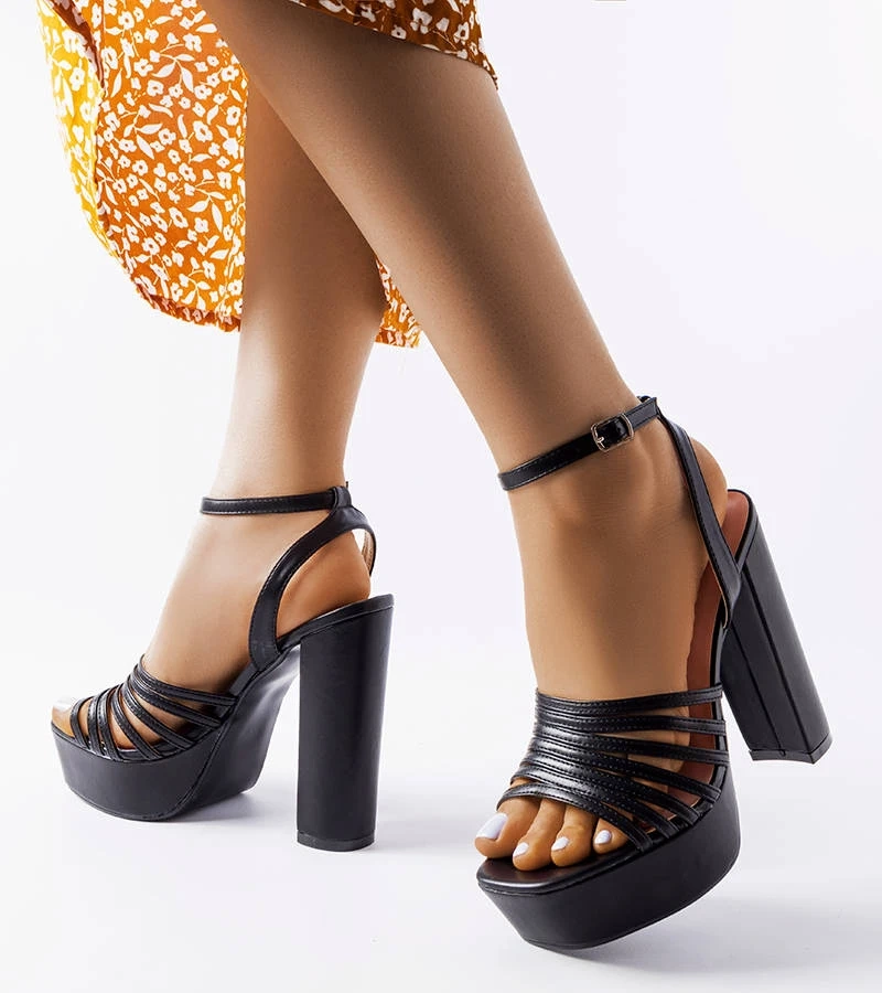 Masívne čierne sandále Ariande na podpätku