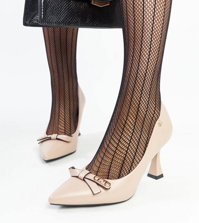 Bežové poltopánky na stĺpiku Vinceza