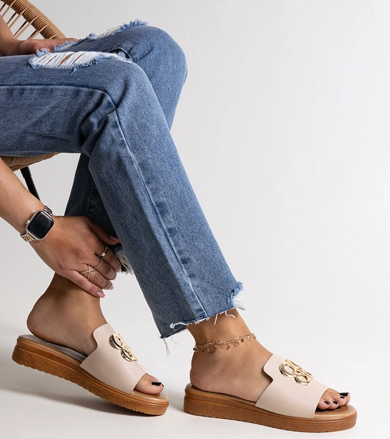 Bežové šľapky s dekoratívnou sponkou Jinan