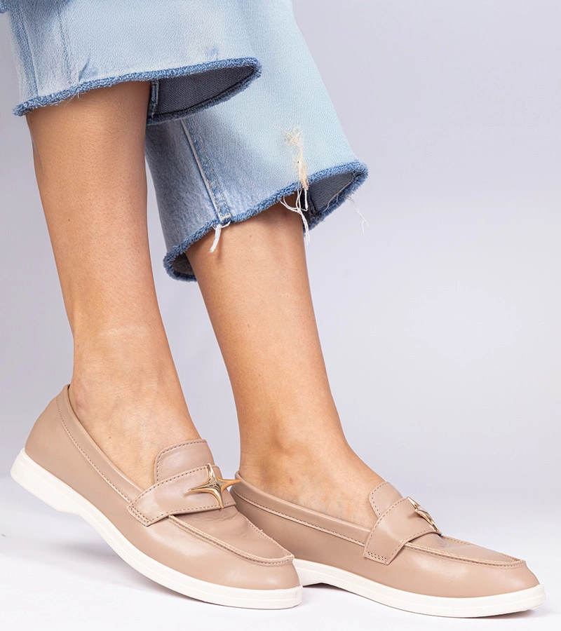 Tmavobéžové dámske mokasíny so zlatou ozdobou Senna