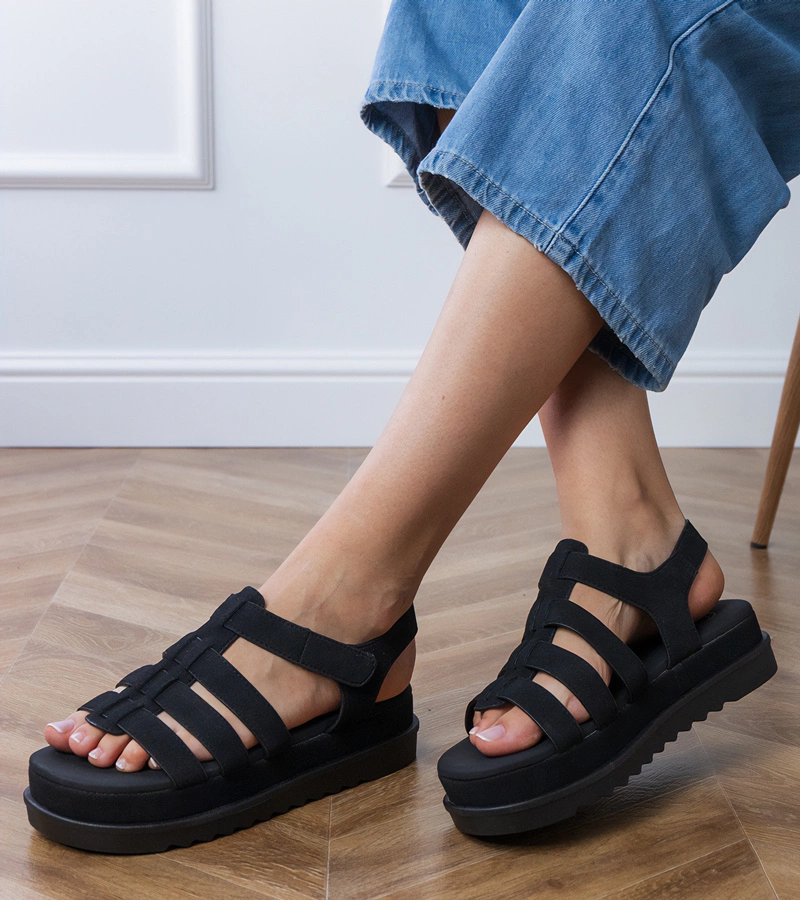 Čierne sandále gladiátorky na platforme Hartos