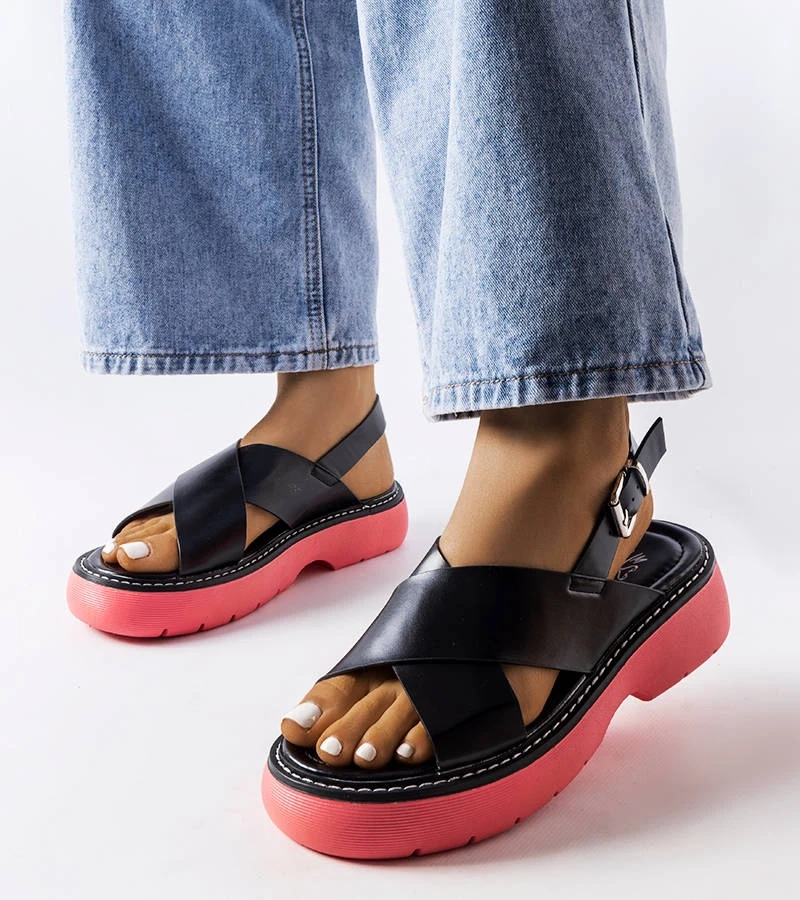 Čierne sandále s ružovou platformou od Rozana