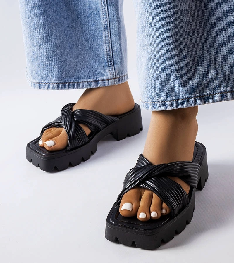 Čierne žabky na traktorovej podrážke Dubé