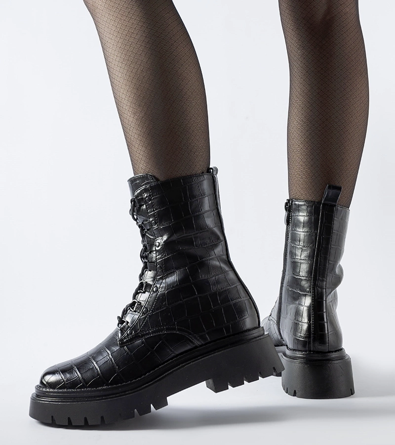 Čierne lakovane zateplené trapery Cressac