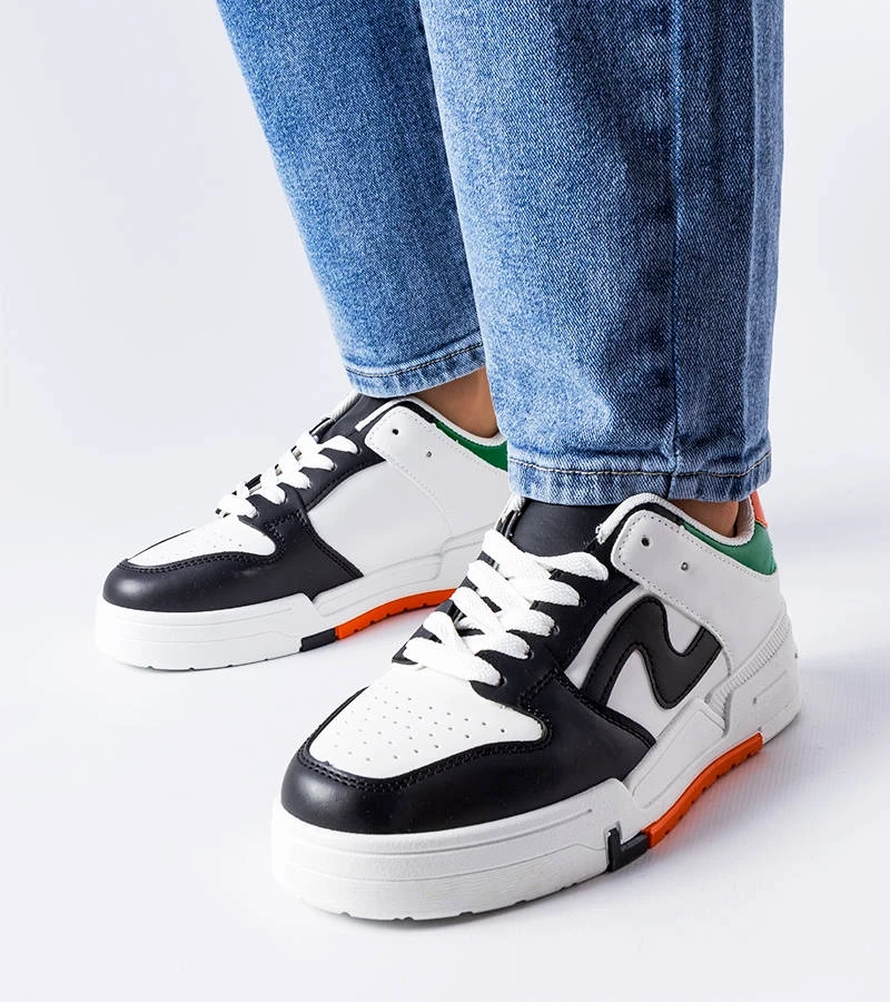 Čiernobiele topánky na hrubšej podrážke od spoločnosti Harter