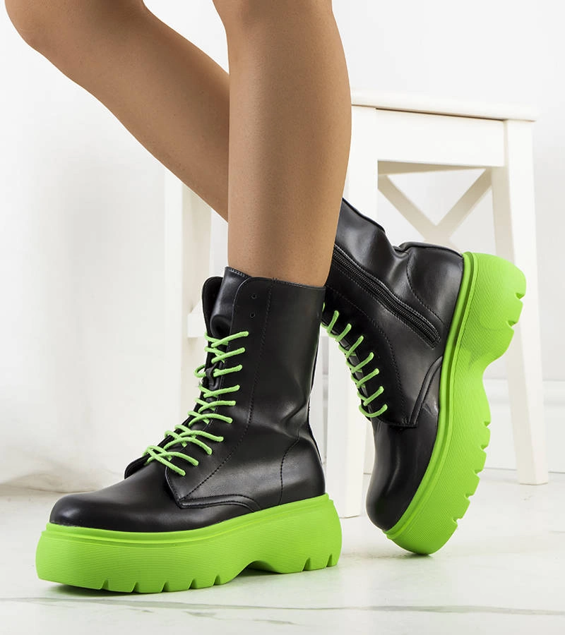 Čierne čižmy na zelenej podrážke značky Huot