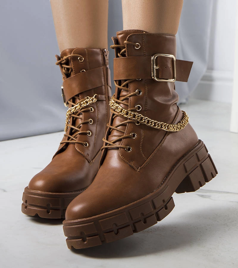 Hnedá botki izolovaná Cerrelli