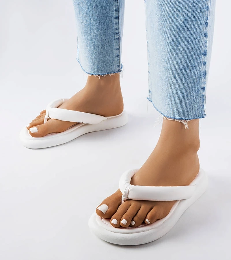 Biele pevné žabky od spoločnosti Smithfield