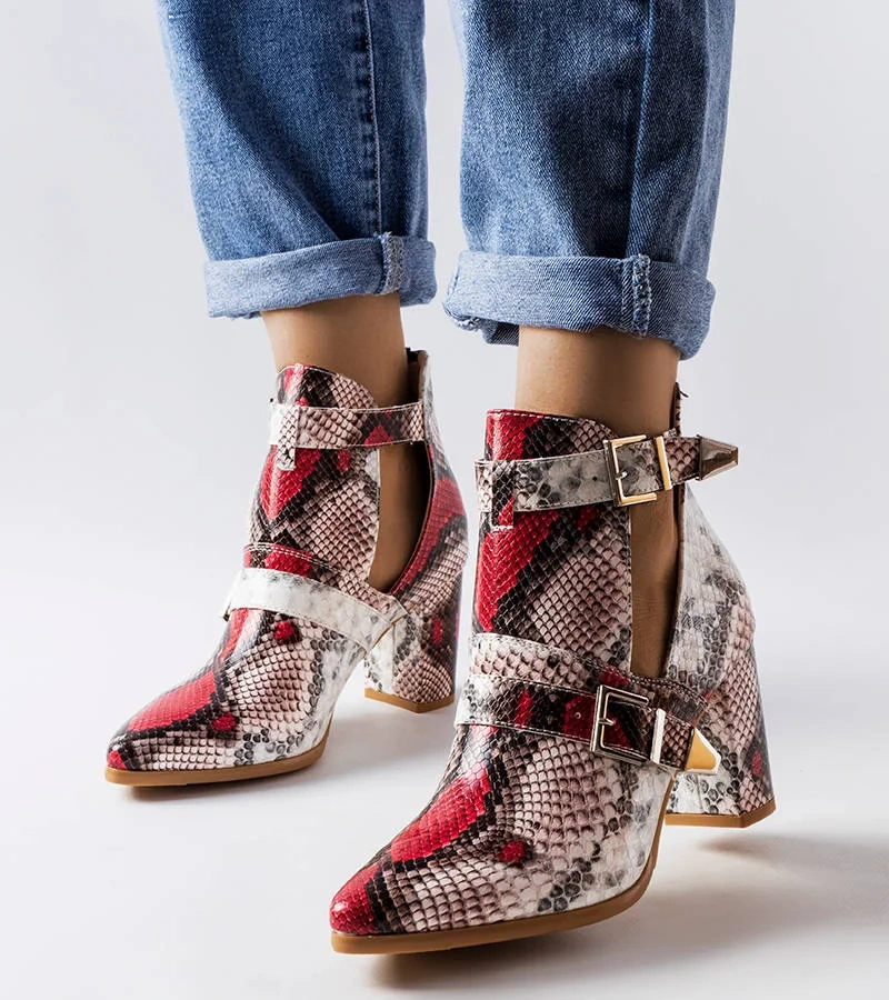 Ružové a červené čižmy s motívom hadej kože od spoločnosti Abelsen