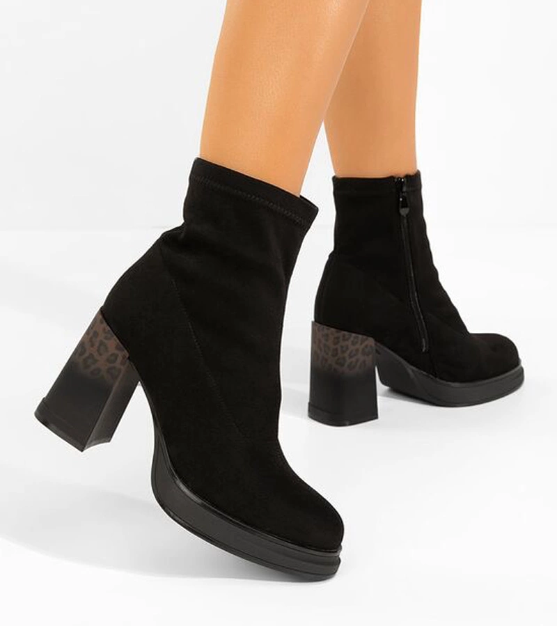 Čierne členkové čižmy na opätku zdobenom leopardím vzorom Delora