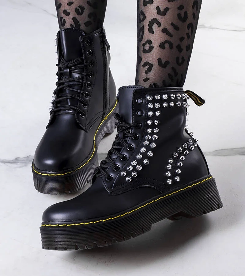 Čierna botki s cvočkami Castello