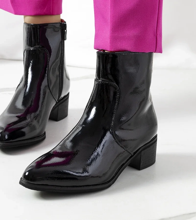 Čierne izolované botki Huart