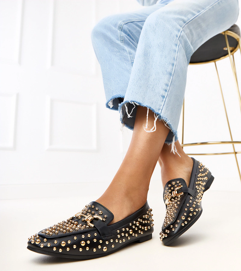 Čierne mokasíny zdobené cvokmi Lea