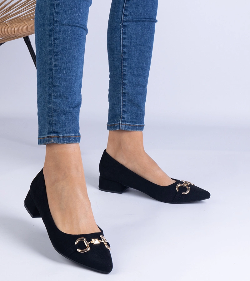 Čierne lodičky z eko semišu na podpätku so zlatou ozdobou Justina