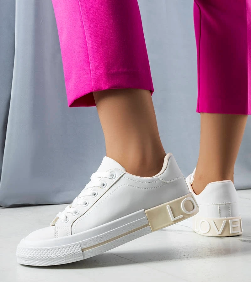 Biele a béžové tenisky zdobené nápisom Nora