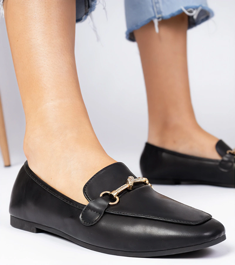 Čierne elegantné mokasíny so zlatou ozdobou a kryštálmi Kalisa